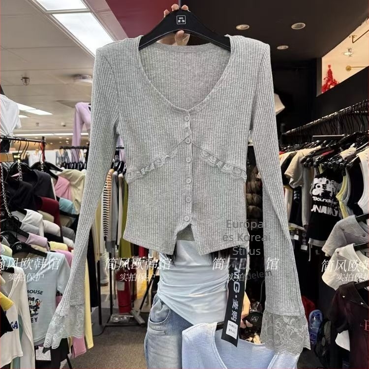 Női poliészter hosszú ujjú felső, slim-fit kivitel, U-nyakú, középmagasságú hossz 50–65 cm