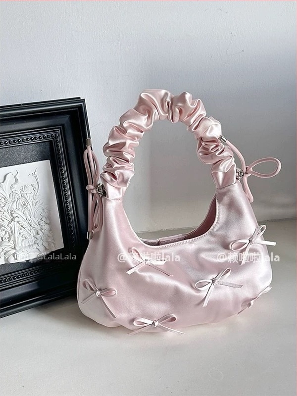 Táska, a cloud bag stílusában, nylonból, dumpling-formájú, mágneses csattal