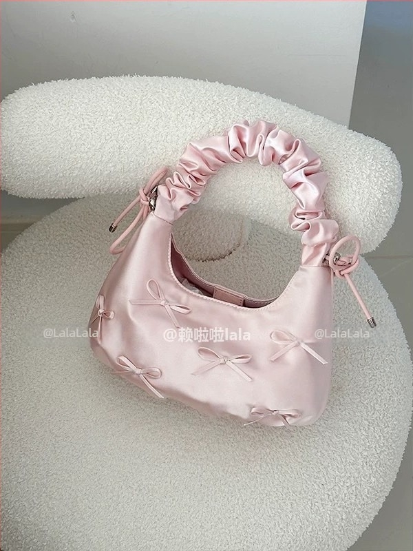 Táska, a cloud bag stílusában, nylonból, dumpling-formájú, mágneses csattal
