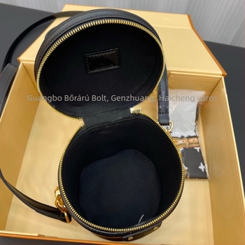 Női cilindrikus bucket táska mini mintával, PVC anyag, poliészter bélés, cipzárral záródó, belső cipzáras zseb és telefontartó rekesz