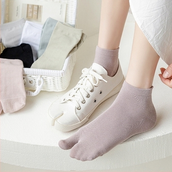 Nőknek szánt ötfujjú pamut zokni, légáteresztő, szagellenálló, izzadságot felszívó, csúszásmentes (70–80% pamut; egyszálas varrás; nyár 2024)