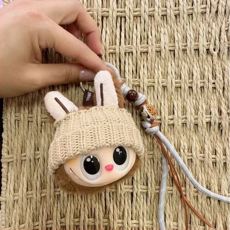 Corduroy karikatúra bőröndös dísz, plüss baba sapkával, cartoon stílus, mint medve/sertés/malé állat, kivitel fél-manuel