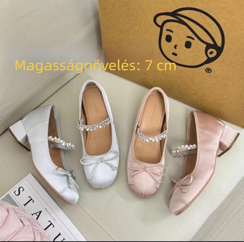 Mary Jane cipők kerek  orrúval, rejtett dőlt sarok, 6–8 cm magasságú sarok, felső rész szuper rostból, talp gumi