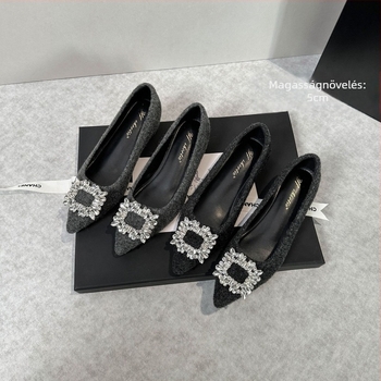 Női platformtalppal cipő: hegyes orr, velúr felsőrész, báránybőr bélés, gumitalp, középmagas sarok 3–6 cm