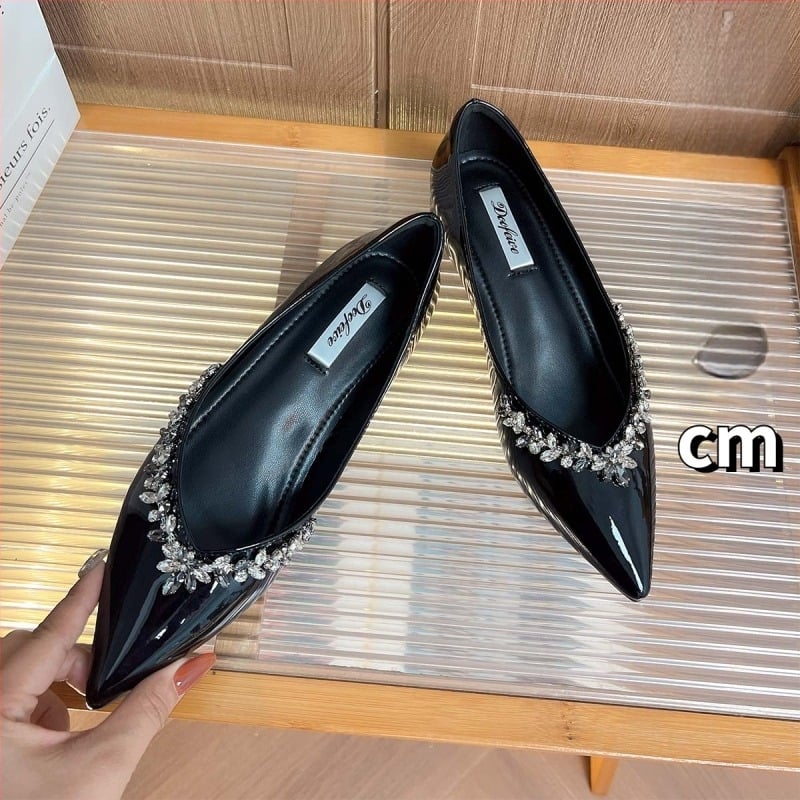 Koreai stílusú, hegyes orrú lapos cipő, 3–6 cm sarok, gumitalp, mikroszálas talpbetét
