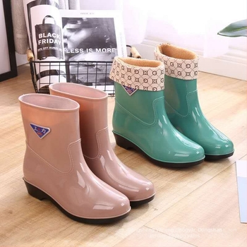 Női középmagas esőcsizma, vízálló, csúszásmentes és kopásálló talppal, PVC felsőrész, alacsony sarka 1-3 cm, munkahelyre, konyhába és autómosáshoz alkalmas