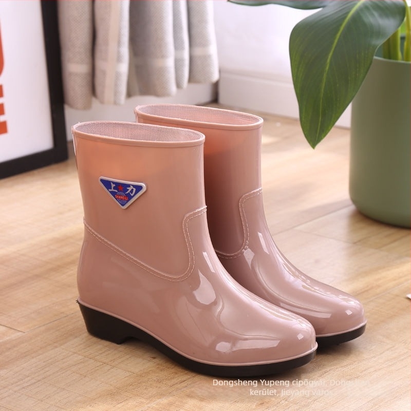 Női középmagas esőcsizma, vízálló, csúszásmentes és kopásálló talppal, PVC felsőrész, alacsony sarka 1-3 cm, munkahelyre, konyhába és autómosáshoz alkalmas