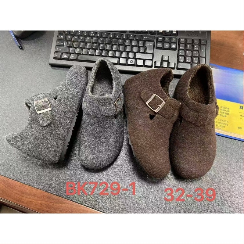 Zárt-ujjú papucs egy pántos záródással, 7 cm-es magasság növelés, bőr belső, gumírozott talp