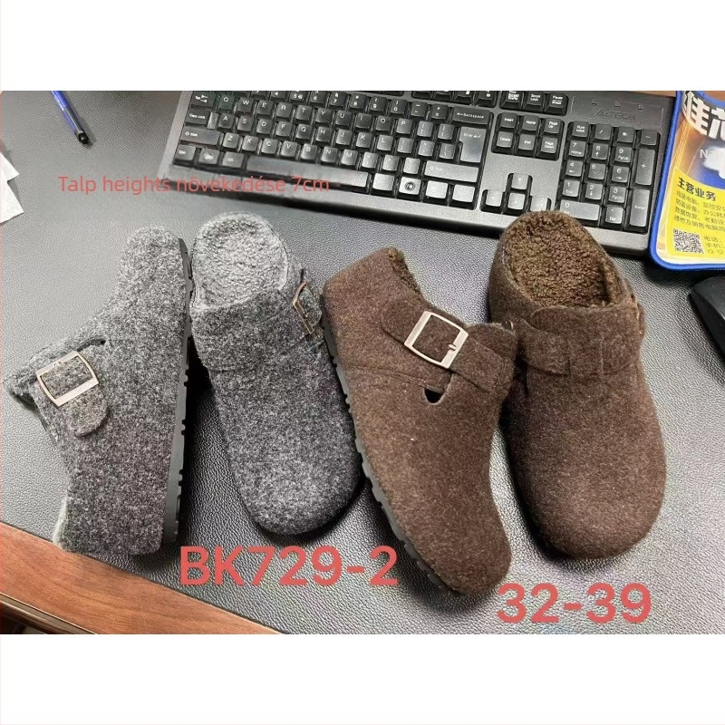Zárt-ujjú papucs egy pántos záródással, 7 cm-es magasság növelés, bőr belső, gumírozott talp