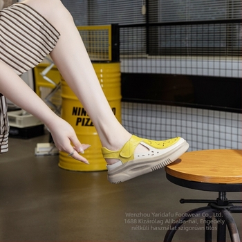 Női első réteg marhabőr szandál, retro stílus, Velcro-zárás, Goodyear talp, talp vastagsága 3–5 cm, PU bélés