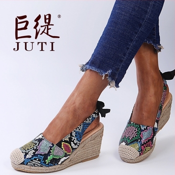 Női kígyó mintás szandál, PU felsőrész, kombinált talp, 6–8 cm-es klínes sarok, slip-on