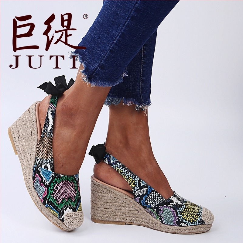 Női kígyó mintás szandál, PU felsőrész, kombinált talp, 6–8 cm-es klínes sarok, slip-on