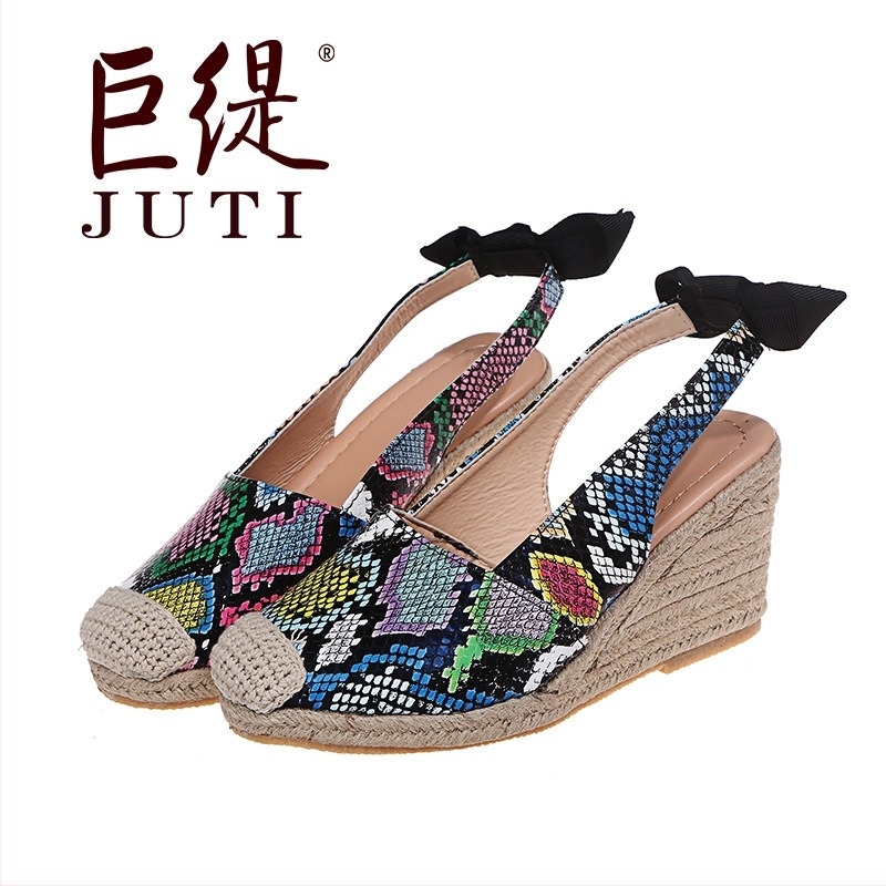 Női kígyó mintás szandál, PU felsőrész, kombinált talp, 6–8 cm-es klínes sarok, slip-on