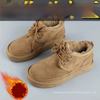 Kényelmes téli csizma mikroszálas felsőrésszel, középmagas szárig (20–28 cm), meleg mű plüss bélés, csúszásmentes gumitalp