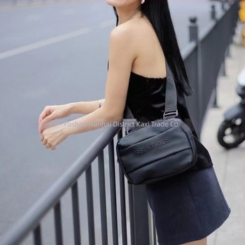 Férfi PU anyagú crossbody táska, street-trend stílus, vízálló és ultra könnyű, poliészter bélés.