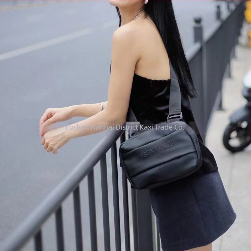 Férfi PU anyagú crossbody táska, street-trend stílus, vízálló és ultra könnyű, poliészter bélés.