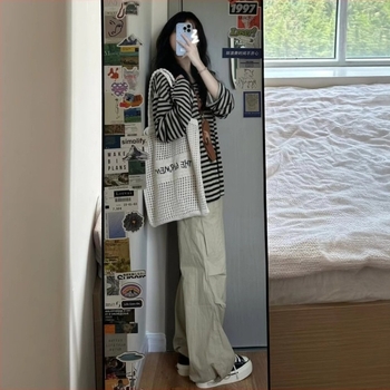 Tote táska, függőleges négyszögletes formájú, nyitott felső, dupla vállpánt, poliészter anyag és bélés