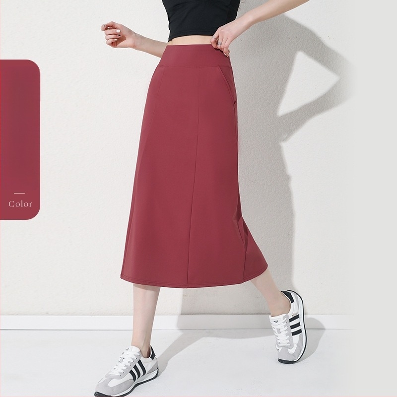 Középmagasságú, egyenes sziluetjű midi szoknya, egyszínű, figura mintával; anyag: poliészter-nylon-spandex keverék; magas elasztikusság.