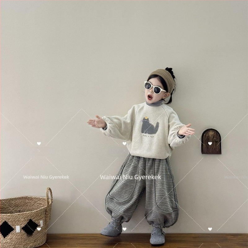 Kisgyermekek téli két darabos szett — koreai stílus, rajzfilm motívum, vastag pulóver és egyszínű nadrág, 0–1 éves korosztály, anyag: rayon, fő szövet: nyúl szőr 80–90%