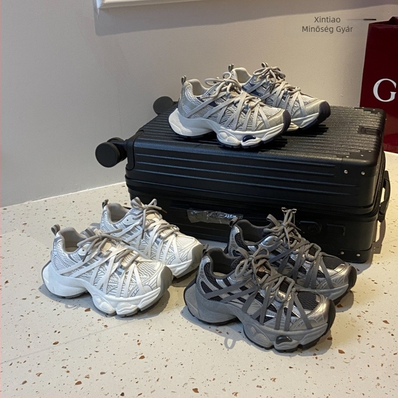 Uniszex hálós sportcipő mesh felsőrésszel és gumírozott talppal, 3-5 cm sarka, elöl fűzőzár, alacsony profillal