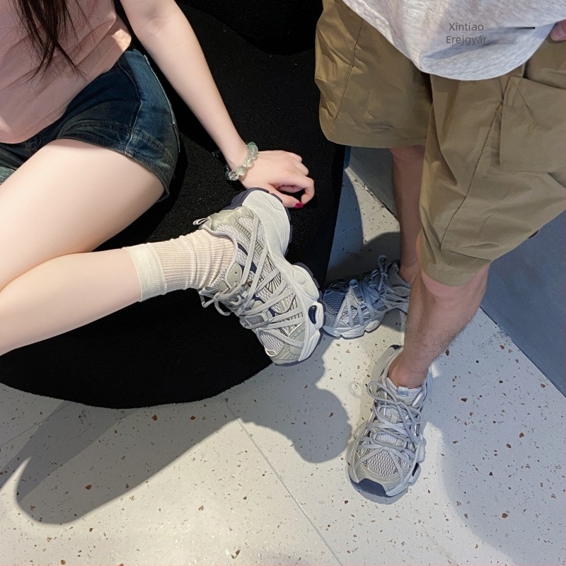 Uniszex hálós sportcipő mesh felsőrésszel és gumírozott talppal, 3-5 cm sarka, elöl fűzőzár, alacsony profillal