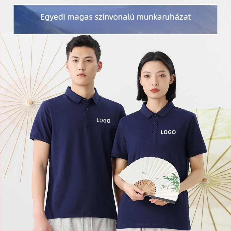 Nyári munkaruha poloing – egyedi logó nyomtatással és hímzéssel; 50% pamut (combed cotton); nedvességelvezető anyag; rövid ujjú; testhezálló szabás; gépi mosás