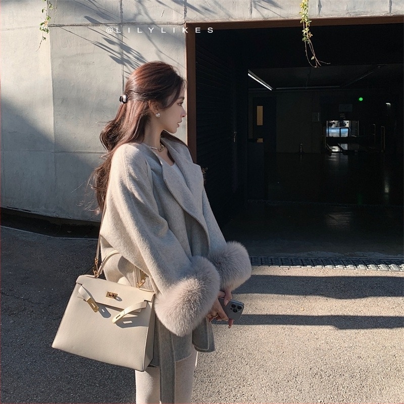 Női gyapjú kabát rókaszőr gallérral, vastag, lazább szabás, rövid hossz (≤40 cm), fűzős zárás, ősz 2024