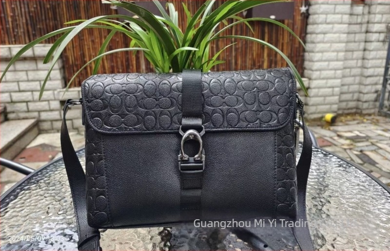 Férfi crossbody táska - városi minimalist stílus, valódi bőr, vízálló és lopás elleni védelem, nagy kapacitás