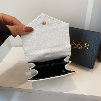 Kompakt PU pénztárca betűmintával, kártyatartó és érmes rekesz, PU bélés, ősz 2025