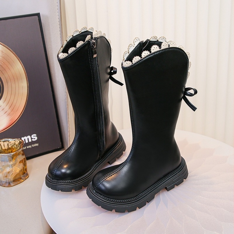 Lányoknak készült magas szárú divatbakancs, műbőr felsőrészel, oldalsó cipzár, gumírozott talp