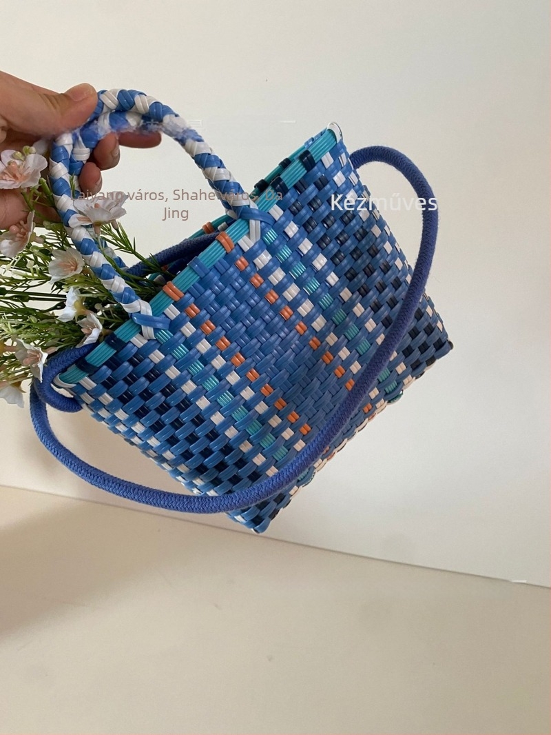 Rattan vödör táska, fonott szalma anyagból, horizontális négyzet alakú, húzózsinóros nyitás, belső rekesz, egy vállpánt, mindennapi használatra, városi egyszerű stílus