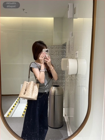 PVC-ből készült bucket bag húzózsinórral, függőleges négyszögletes forma, Oxford bélés, belső cipzáras rekesz (Tavasz 2025)