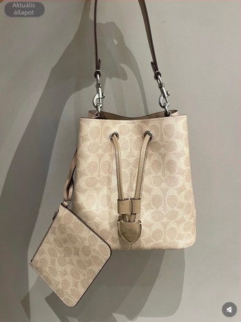 PVC-ből készült bucket bag húzózsinórral, függőleges négyszögletes forma, Oxford bélés, belső cipzáras rekesz (Tavasz 2025)