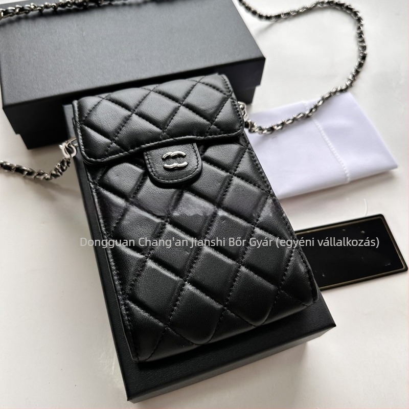 Mobiltelefon táska valódi bőrből, első réteg marhabőrből, függőleges négyzet alakú, láncos vállpánt, belső fotórekesz