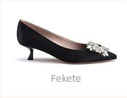 Női cipő négyszögletes csattal, szatén felsőrész, hegyes orr, 6–8 cm sarkú, gumírozott talp, belső talp műbőr