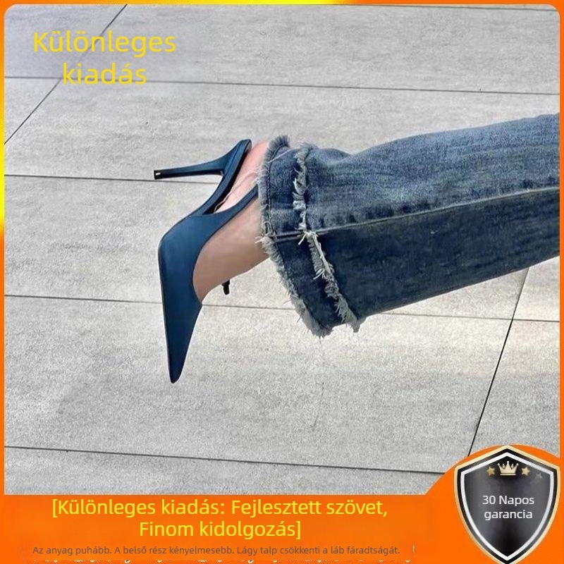 Egy pántos szatén szandál, nyitott orrú, alacsony sarka, slip-on