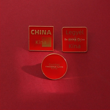 Szöveges kitűző, anyag: ötvözet; kialakítás: szavak; bevonat: elektroplakálás; stílus: Új kínai stílus