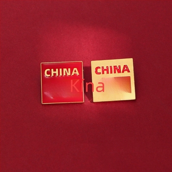 Szöveges kitűző, anyag: ötvözet; kialakítás: szavak; bevonat: elektroplakálás; stílus: Új kínai stílus