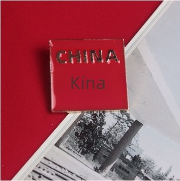 Szöveges kitűző, anyag: ötvözet; kialakítás: szavak; bevonat: elektroplakálás; stílus: Új kínai stílus