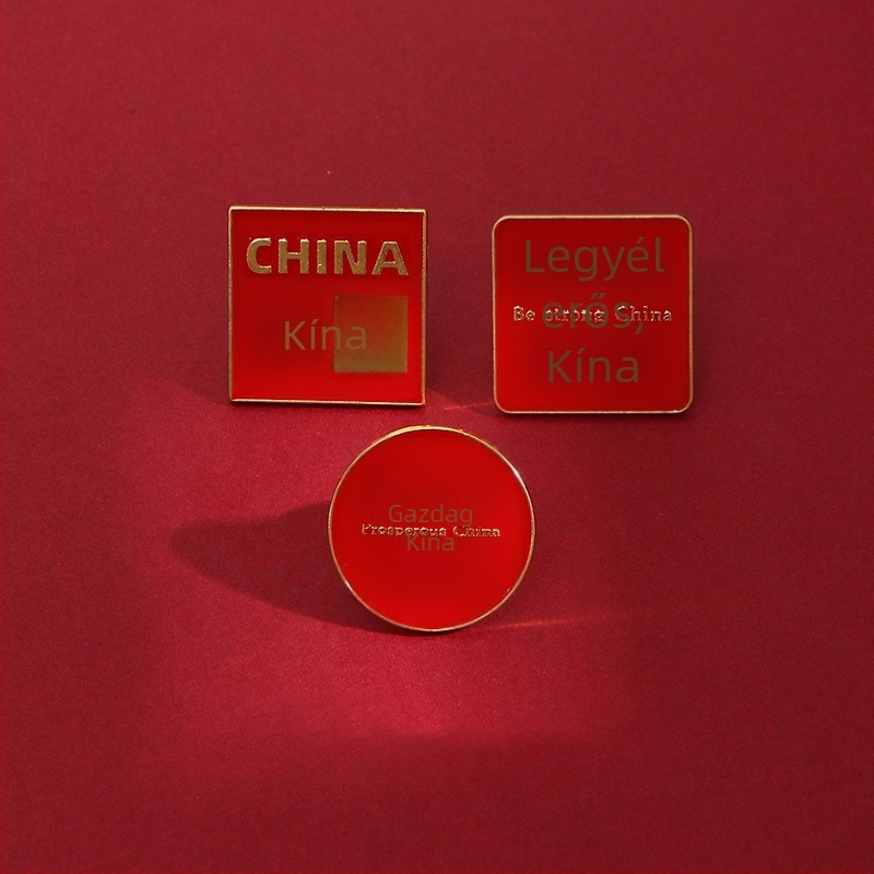 Szöveges kitűző, anyag: ötvözet; kialakítás: szavak; bevonat: elektroplakálás; stílus: Új kínai stílus