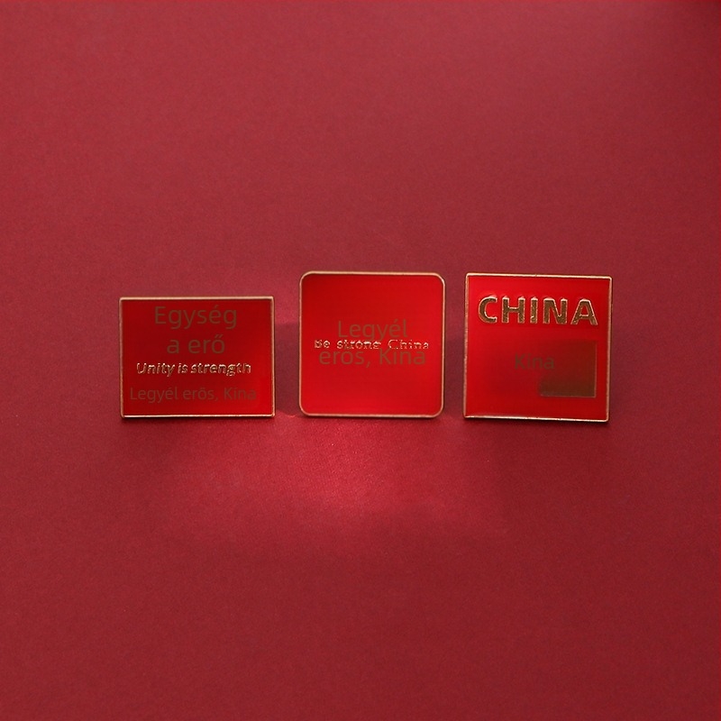 Szöveges kitűző, anyag: ötvözet; kialakítás: szavak; bevonat: elektroplakálás; stílus: Új kínai stílus