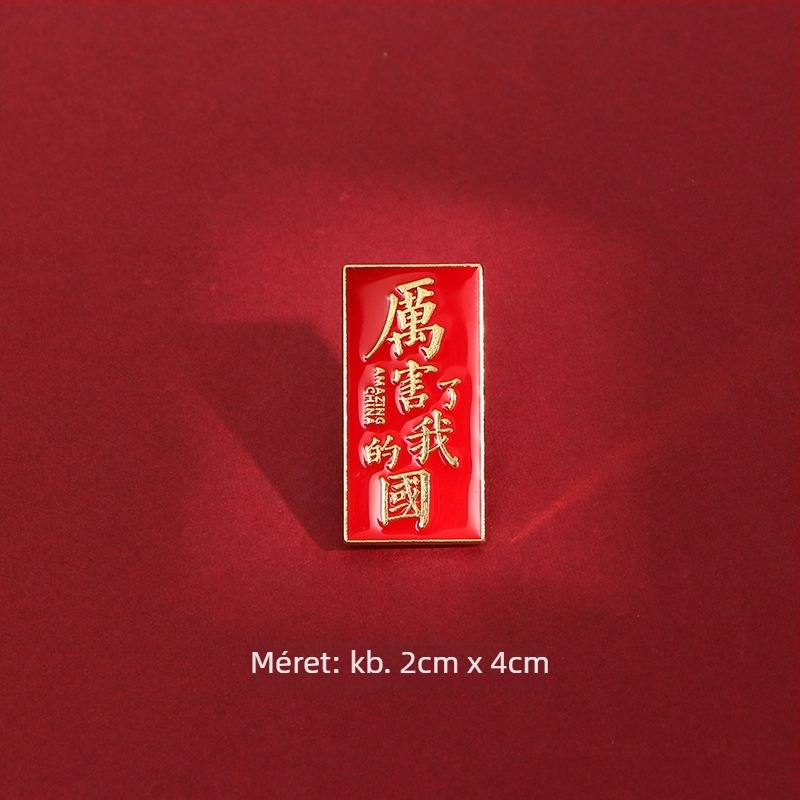 Szöveges kitűző, anyag: ötvözet; kialakítás: szavak; bevonat: elektroplakálás; stílus: Új kínai stílus