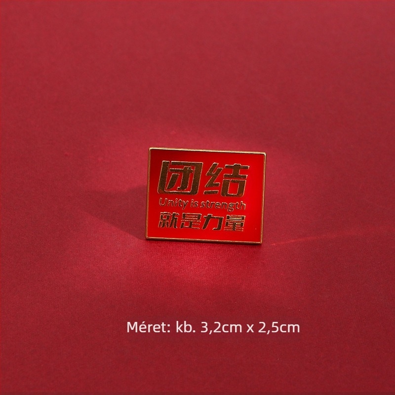 Szöveges kitűző, anyag: ötvözet; kialakítás: szavak; bevonat: elektroplakálás; stílus: Új kínai stílus