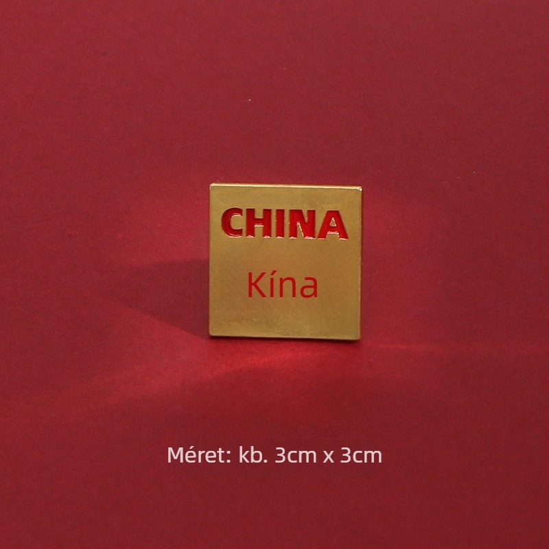 Szöveges kitűző, anyag: ötvözet; kialakítás: szavak; bevonat: elektroplakálás; stílus: Új kínai stílus