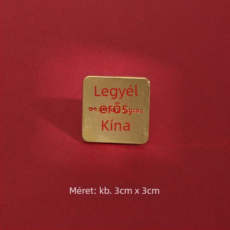 Szöveges kitűző, anyag: ötvözet; kialakítás: szavak; bevonat: elektroplakálás; stílus: Új kínai stílus