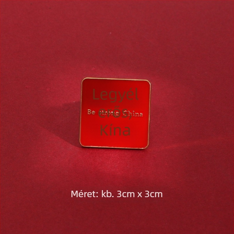 Szöveges kitűző, anyag: ötvözet; kialakítás: szavak; bevonat: elektroplakálás; stílus: Új kínai stílus