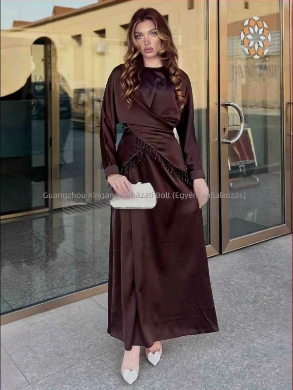Plusz méretű egyszínű hosszú ujjú A-vonalú ruha karcsúsított derékkal, elegáns mindennapi stílus