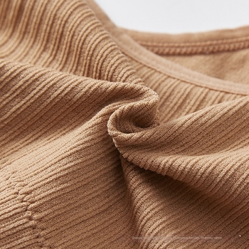 Jógához illő sportmelltartó párnázott, háló nélküli, szép hátsó rész, széles vállpántok, bandeau stílus •Anyag: Nylon •Kosár típus: Teljes kosár •Formázott kosár: Vékony •Szezon: Nyár 2024