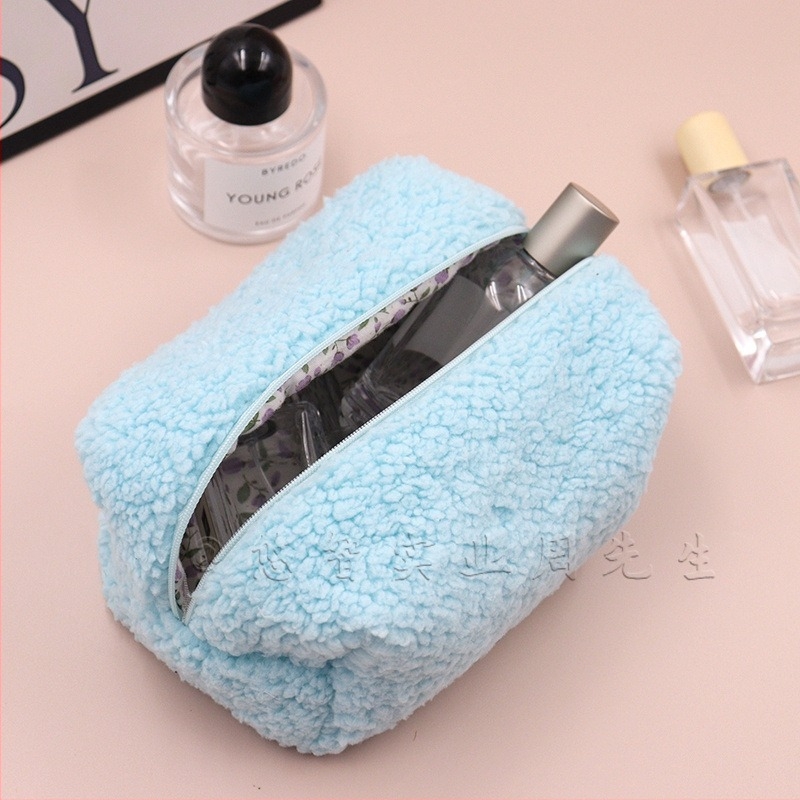 Smink- és higiéniai táska – friss, édes stílus, báránybőr anyagból, bélés: báránybőr, női modell