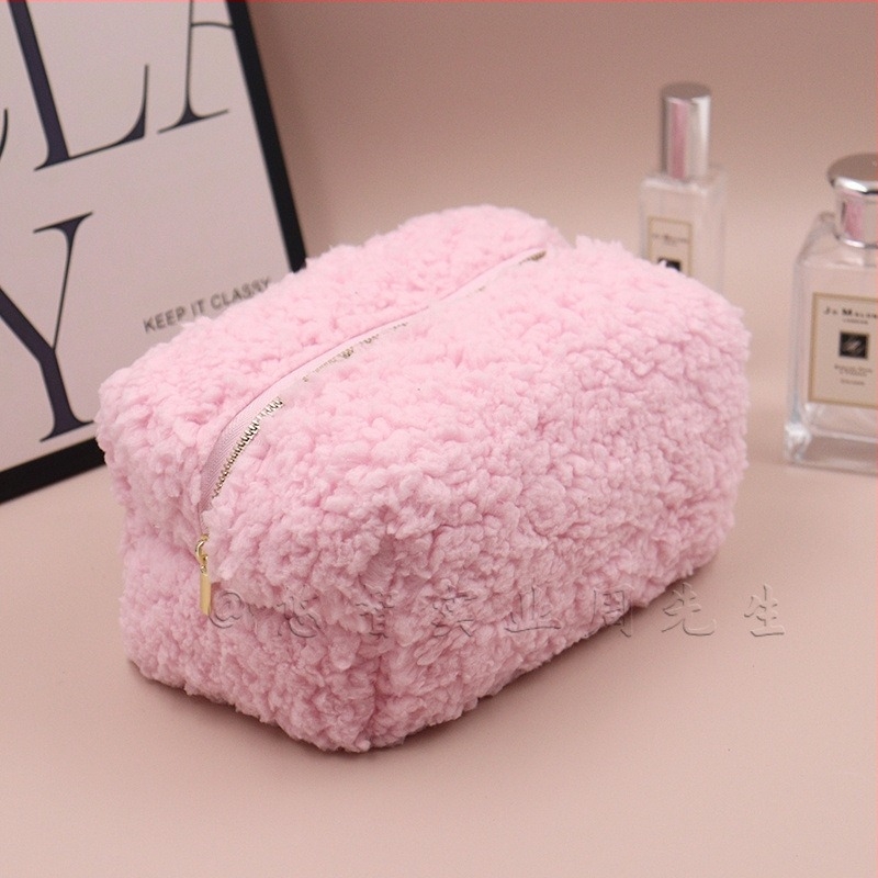 Smink- és higiéniai táska – friss, édes stílus, báránybőr anyagból, bélés: báránybőr, női modell